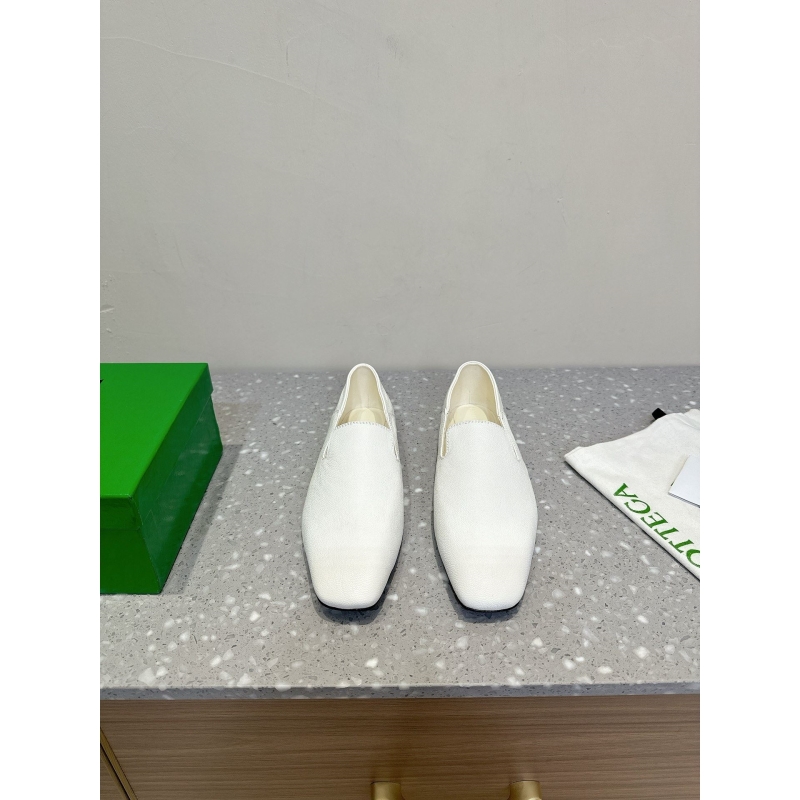 bo*te*ga Ve*ne*ta leather shoes